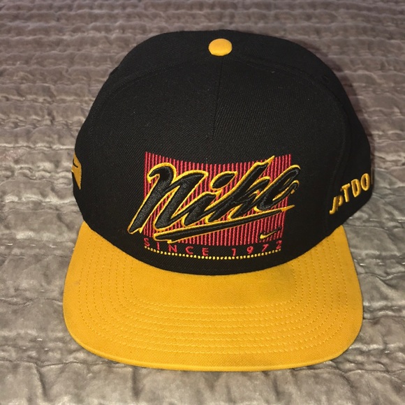 black and gold nike snapback